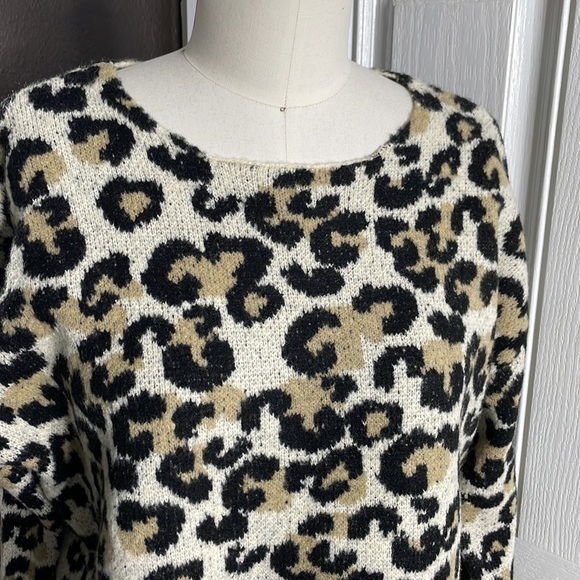 Central Park West light leopard print split hem super soft sweater. Size Medium - Picture 3 of 11